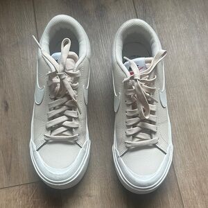 Nike Women's legacy lift cream shoe